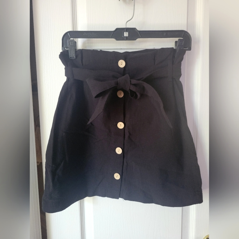 NWT H&M Crepe Paperbag Belted Button Front Mini Skirt Black Size 6
